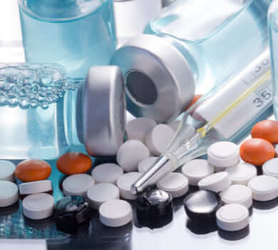  Анонимная наркологическая помощь: медикаменты на столе