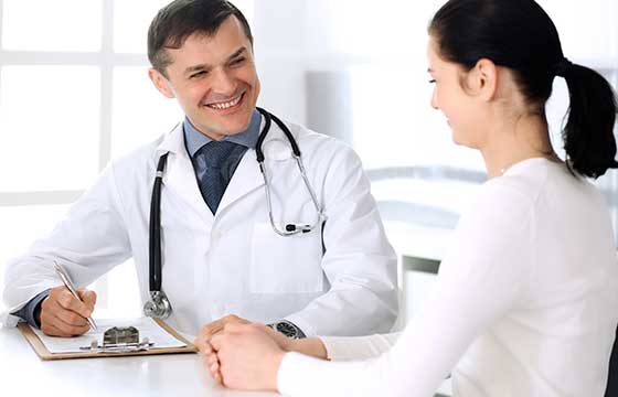 мужчина врач общается с женщиной пациентом
